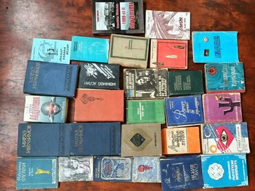 Müxtəlif mövzularda və nəşrlərdə olan miniatür kitab kolleksiyası. Hər