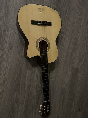 Синтезаторы: Ağac materialdan hazırlanmış bu akustik gitara, klassik bir dizaynı və