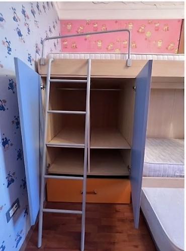 asagda: Uşaq otağı üçün çoxfunksiyalı mebel dəsti satılır. Dəst kompakt — 2