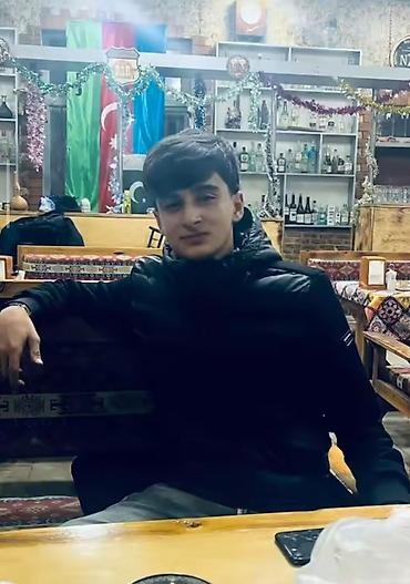 черные мужские джемперы: === PART 1: TEXTUAL DESCRIPTION === Qara rəngdə, kapüşonlu kişi puffer — 1
