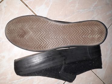 crna cipkana haljina i cipele: Espadrile