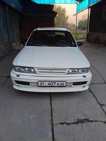продаю в связи с переездом: Mitsubishi Galant: 1988 г., 1.9 л, Механика, Бензин, Седан