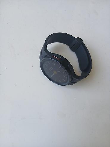 galaxy watch fe: Samsung Galaxy Watch (qara), maqnitli USB‑C simli şarj cihazı ilə — 3