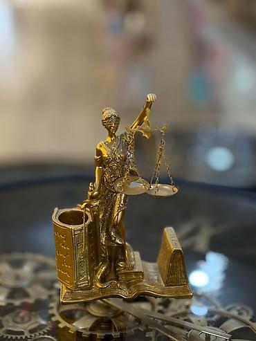 Ofis ləvazimatları: Temida (Ədalət ilahəsi) fiqurlu masaüstü aksesuar - Material: metal — 2