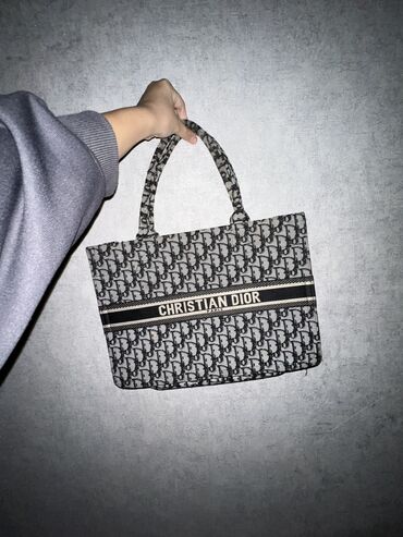 спортивная сумка бу: Сумка от Dior с ремешком.Цена-900сом,сделаем скидку! Пишите воцапт по