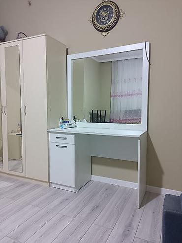 divar kagizlar: Ağ rəngli makiyaj/iş masası və böyük güzgü komplekti - Minimalist — 1