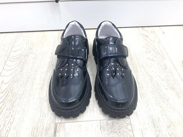 Детская обувь: Черные лакированные туфли для детей от 9 лет с массивной рифленой — 3