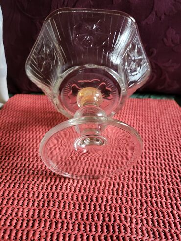 Ostalo posuđe: Bombonijera italijanska presovano staklo 70,80te. god. Sve na na lalafo.rs — 11 Ostalo posuđe: Bombonijera italijanska presovano staklo 70,80te. god. Sve na — 11