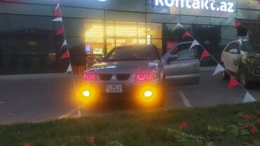 Iran Khodro: Samand sedan – benzinli, ön ötürücülü. Gümüşü rəng.nömrə nişanı — 2