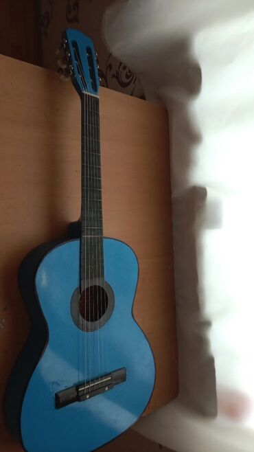 Fleytalar: Məhsul: Klassik akustik gitara - Korpus: tam ölçülü klassik forma