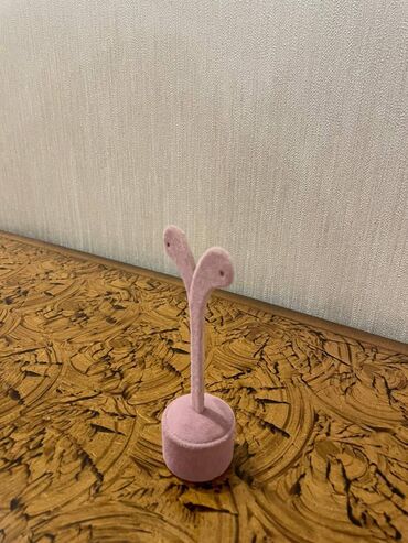 Bijuteriya vitrinləri: Aksesuar stendleri,her mehsuldan kifayet qeder var yeni coxdu.Qiymet — 16