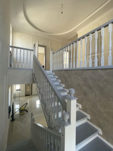 дом на иссык куле: Агач тепкичи Жеке менчик үй үчүн, Тепкичтин формасы: Г-сымал, Стиль: Классикалык