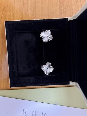 украшеня: Серьги-гвоздики Van Cleef & Arpels Alhambra, белое золото 585 — 3