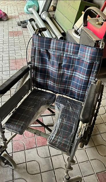 стульчики на колесиках: Инвалидная коляска с мягкой тканевой обивкой в клетку — 6