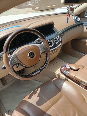 Mercedes-Benz: Ağ rəngdə olan Mercedes-Maybach sedanı. Avtomobil rahat və dəbdəbəli — 5