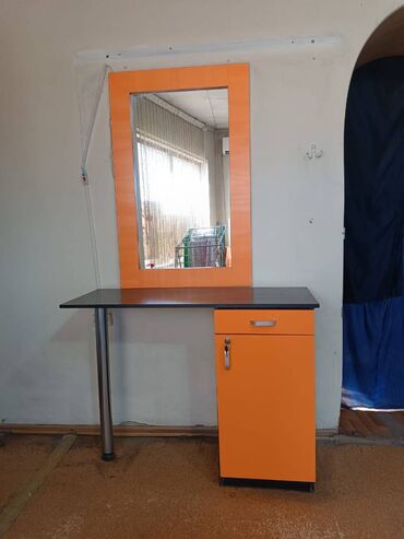 стол с железными ножками: Стол, цвет - Оранжевый, Новый