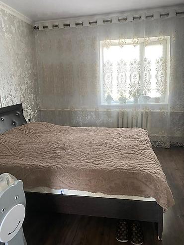 гаражы: Продаётся уютный жилой дом с отделкой и мебелью на фото. Планировка и — 1