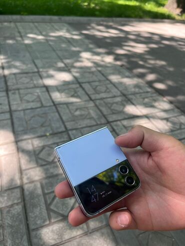 продаю самсунг: Samsung Galaxy Z Flip 4, Б/у, 256 ГБ, цвет - Голубой, 2 SIM