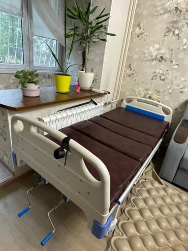 Односпальные кровати: Продается кровать медицинская, всё в рабочем состоянии