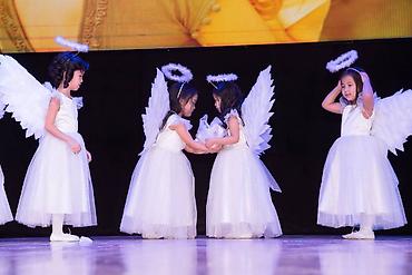 Прокат детских карнавальных костюмов: Сдаются на прокат белые блестящие детские платья на 5-7 лет. платье на — 6