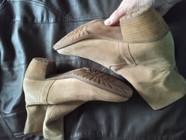 deri pencekler: Qadın üçün süet çəkmələr - Material: yumşaq süet (beş rənginə yaxın