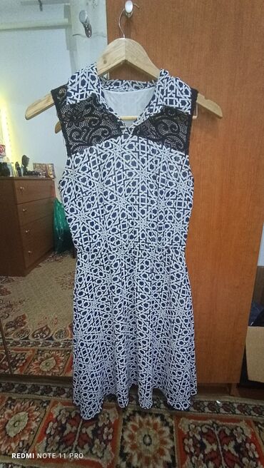 Продаю платье(почти не носила) размер (44-46) джинсы с цветочком