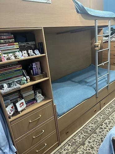 study table: Продаю двухъярусную кровать-полуторку с большим шкафом и ящиками — 2