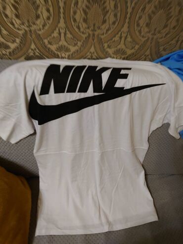 Köynəklər: Магазин закрылся в наличии осталось много качественных футболок — 2