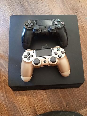 PlayStation 4 Slim с двумя беспроводными геймпадами DualShock 4 — 1