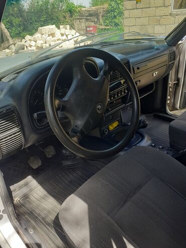 Digər avtomobillər: Gümüşü rəngdə olan bu sedan, klassik dizaynı və rahat interyeri ilə — 4