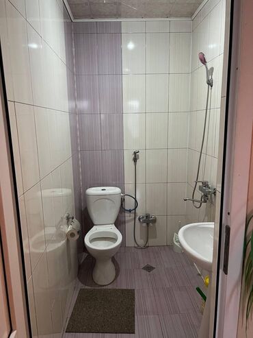 Uzunmüddətli kirayə mənzillər: Geniş və işıqlı otaqlar, taxta döşəmələr və pəncərələrdə jalüz — 2