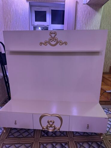 Kreslolar: Düz TV altlığı, Polkalı