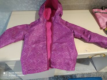 детская осенняя курточка: Детская двухсторонняя деми курточка. На 3-5 л. Состояние хорошее . без