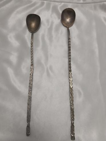 dus basligi: İki ədəd uzun qaşıq dəsti. - Material: metal (gümüşü tonlu). - Forma — 1