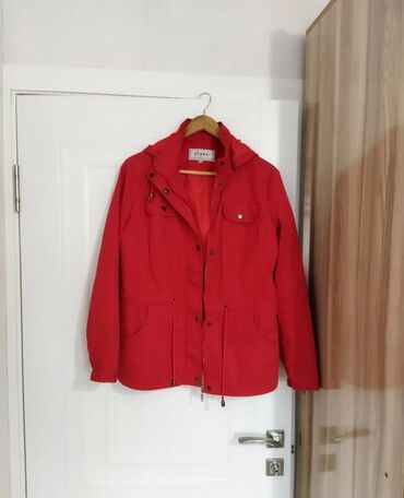 Личные вещи: Продаю куртку женскую. Осенне-весеннее, цвет красный, размер 46-48