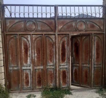 keslede heyet evleri: Darvazalar, Həyət