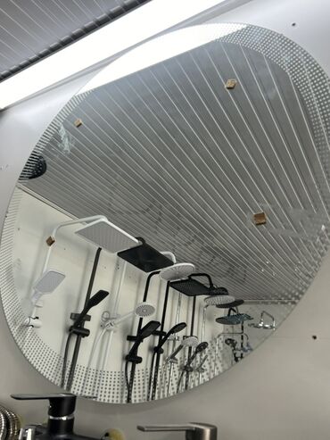 настенные часы электронные: Круглое настенное зеркало с декоративным узором по краям, выполненным