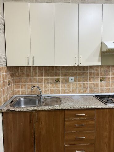 setqa qapilar: Mətbəx mebel dəsti – üst və alt dolablar, qaz plitəsi, mətbəx çanağı