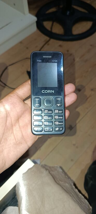 телефон fly fs506 cirrus 3: CORN markalı sadə telefon zaryatka saxlamağı əladı 35 manata alınıb