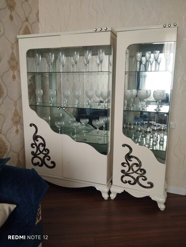 Оборудование для красоты и эстетики: Стеклянная витрина-шкаф