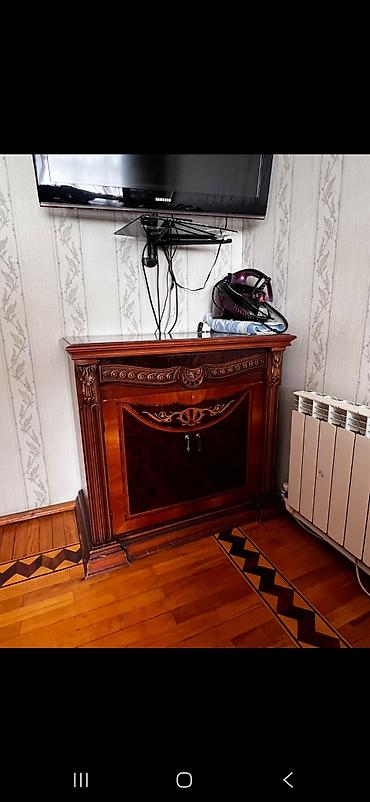 salon divan: Klassik üslubda qonaq otağı mebelləri dəsti - Vitrin şkafları: 1 iri — 3