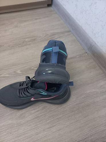 comitok l7c pro: Nike qadın idman ayaqqabısı - Rəng: tünd boz üst hissə, çəhrayı və — 1