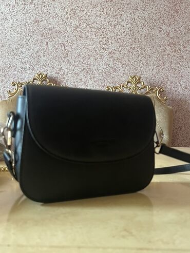 tek qas: Qara çiyin çantası - Minimalist dizaynlı, oval formalı model - Yumşaq