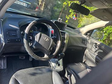 car kendi: Hyundai Tucson – ağ rəngli, şəhər və uzun yola uyğun kompakt — 5