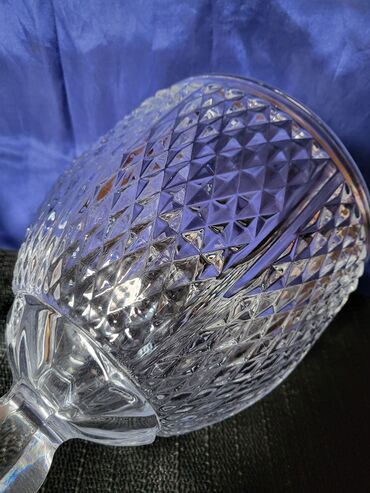 Činije: Bombonijera,pehar, kristal rucna obrada 70,80te. Pehar je — 13