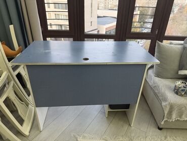 современные компьютерные столы: Компьютерный стол, С полками