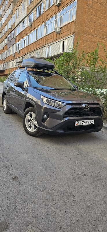ижара машине: Кроссовер Toyota RAV4 серого цвета, оборудованный багажным боксом на