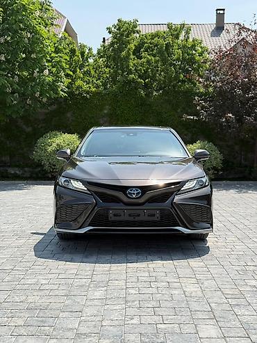 камбой: Toyota Camry: 2021 г., 2.5 л, Автомат, Гибрид, Седан — 2