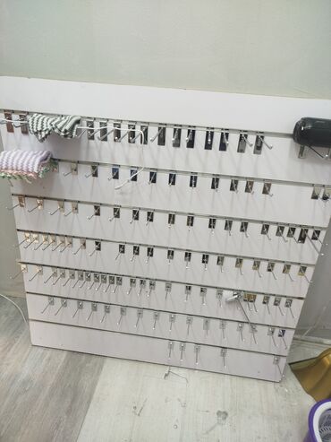 Оборудование для мойки: Mağaza üçün perforasiya olunmuş panel tipli divar vitrini – çoxsaylı