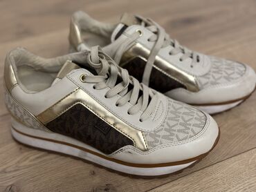 кроссовки new balance оригинал: Кроссовкалар, 35, Michael Kors, Колдонулган, түсү - Саргыч боз, Өзү алып кетүү